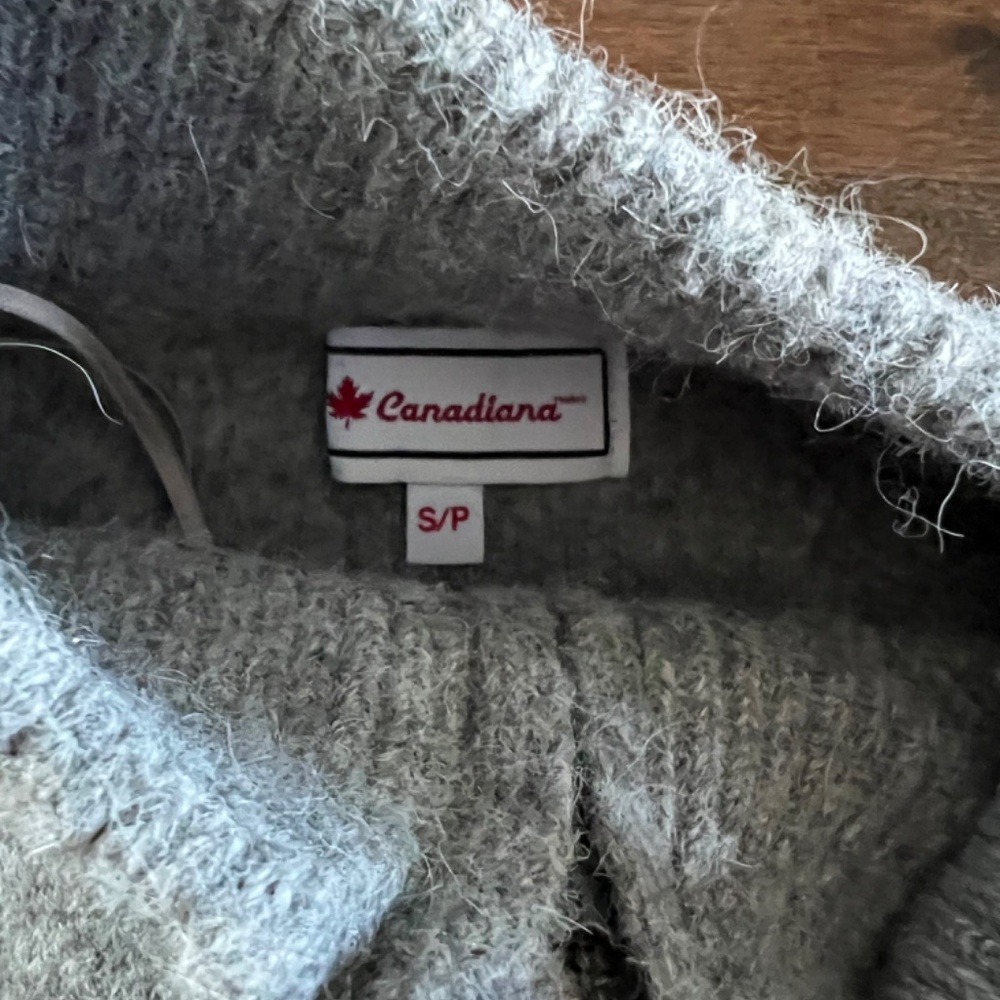 Canada sweater - Picture 2 of 2